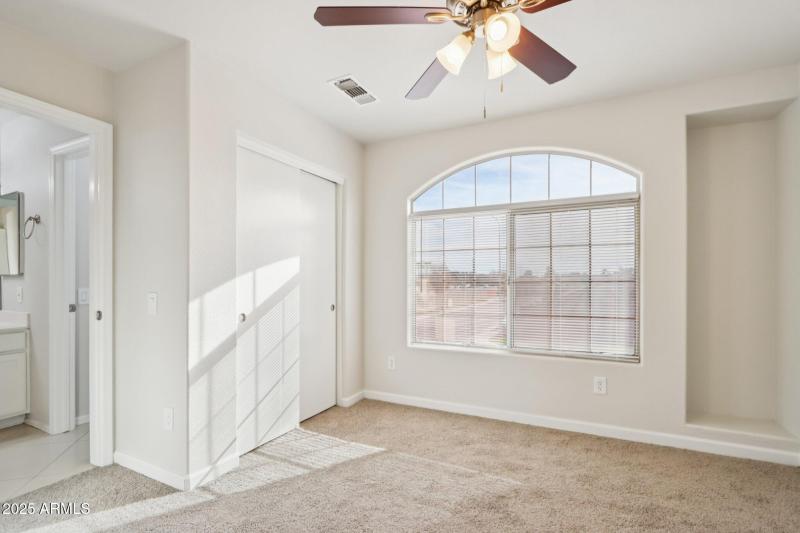 26-web-or-mls-E Oakland St-S1512-026