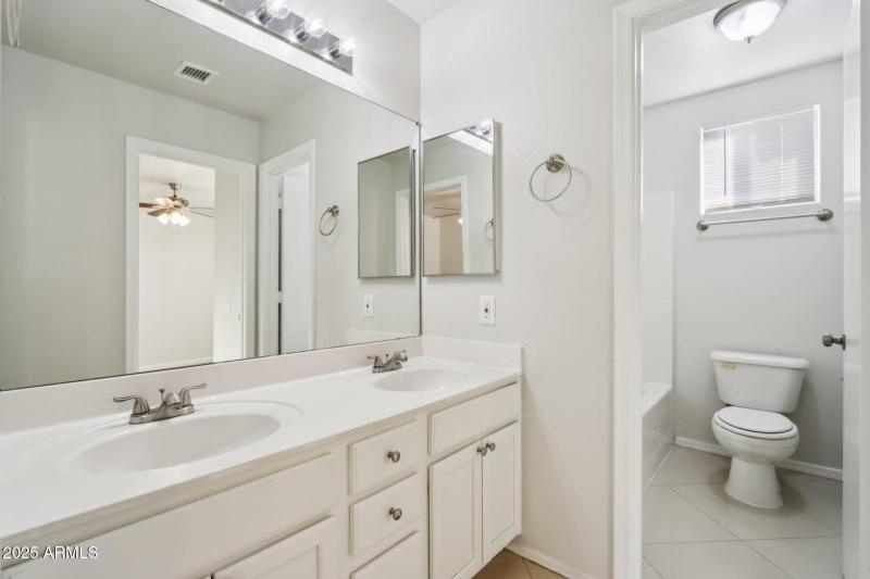 28-web-or-mls-E Oakland St-S1512-028