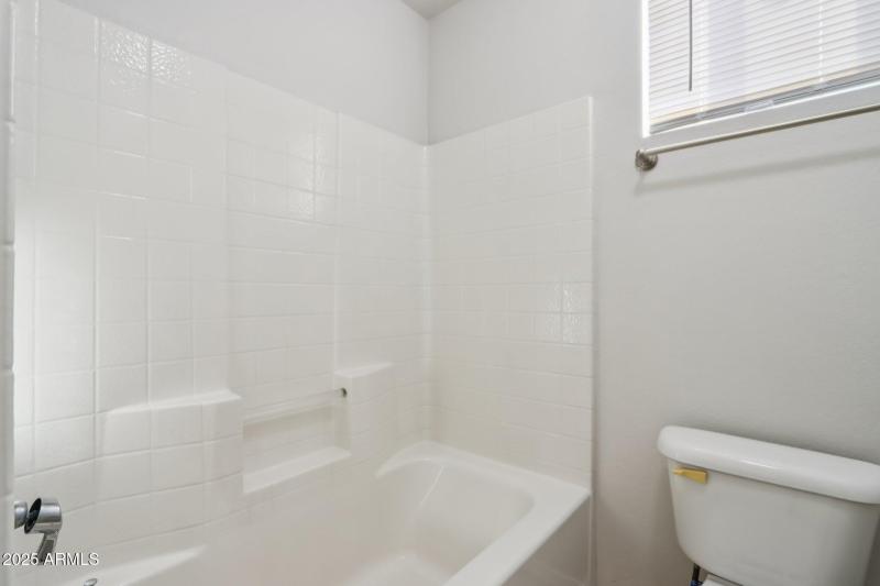 29-web-or-mls-E Oakland St-S1512-029
