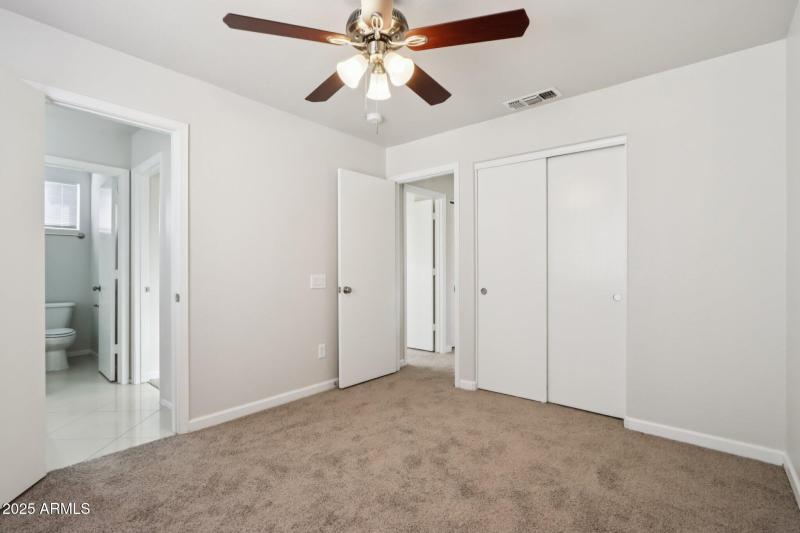 31-web-or-mls-E Oakland St-S1512-031