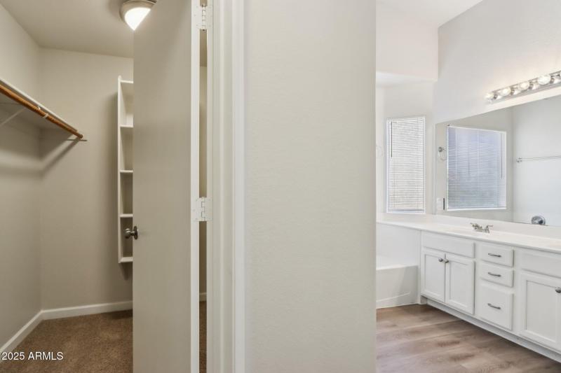 34-web-or-mls-E Oakland St-S1512-034