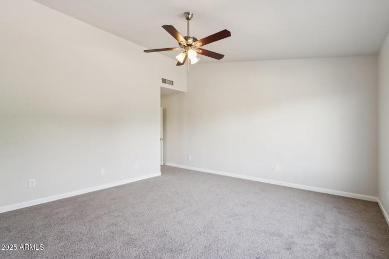 36-web-or-mls-E Oakland St-S1512-036