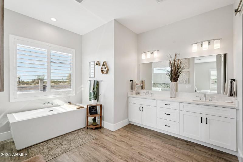 Soaking Tub w/Desert Views