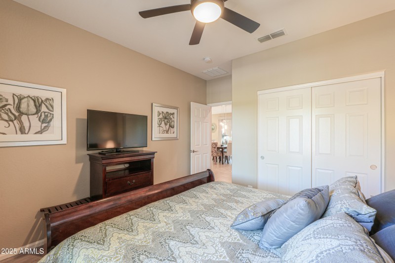 Guest room w/tile flooring