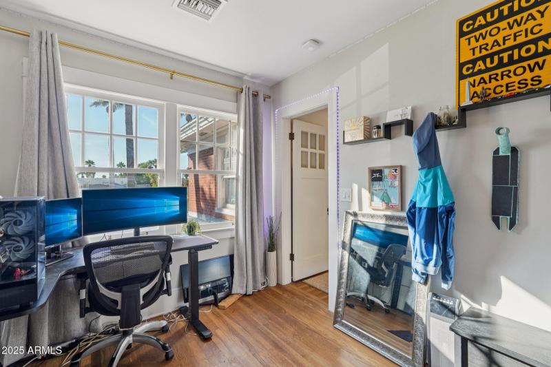 24-web-or-mls-W Lynwood St-S1412-024