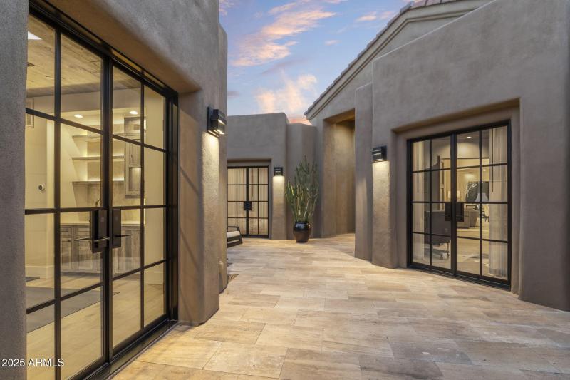 Casita @Left/BR3 ahead/BR4 OR Ofc @R