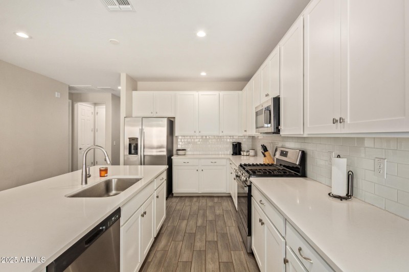Sleek Kitchen with Modern Finishes