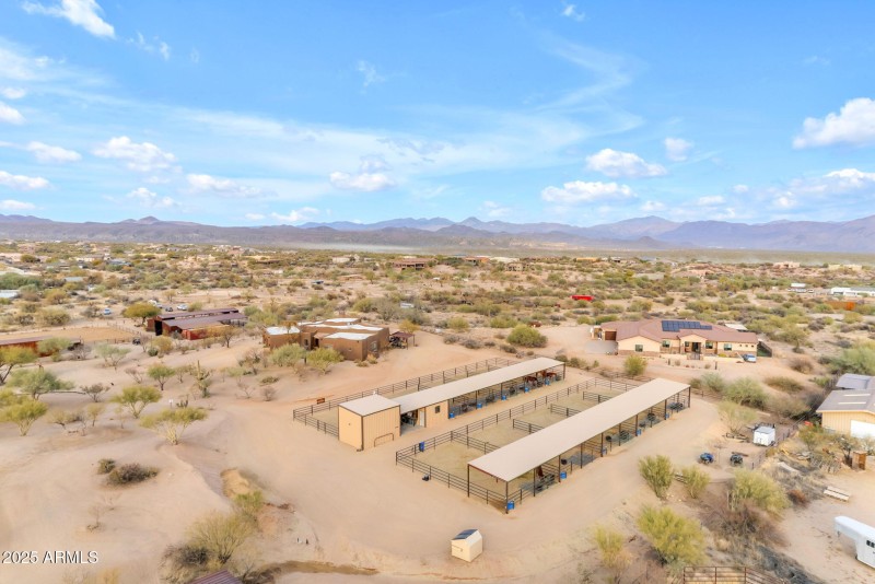 2 shed rows, 10 covered pens w/turnouts