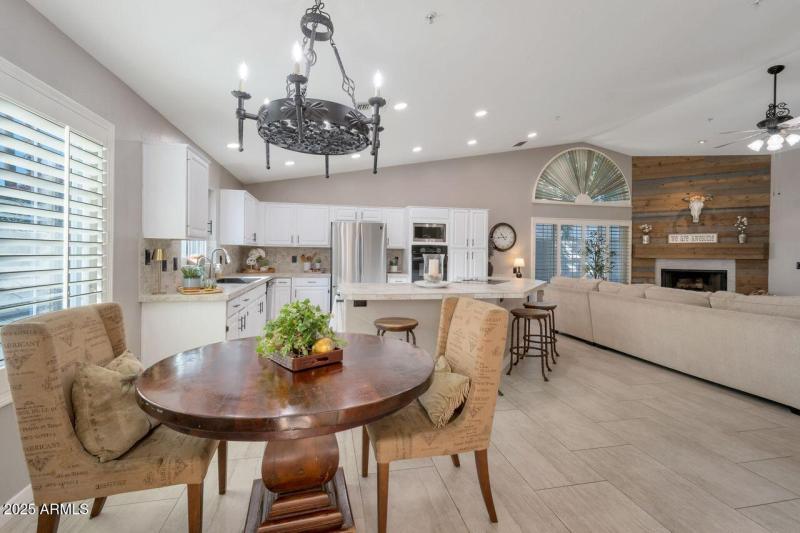 BREAKFAST RM LEADS TO PATIO