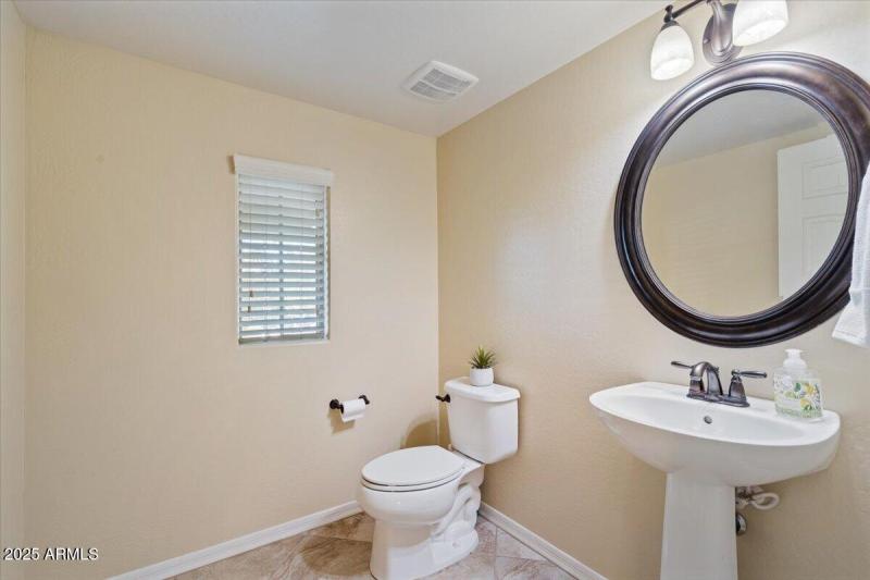 2387 N Heritage_Powder Room