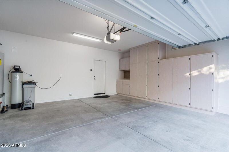 2387 N Heritage_2 car garage