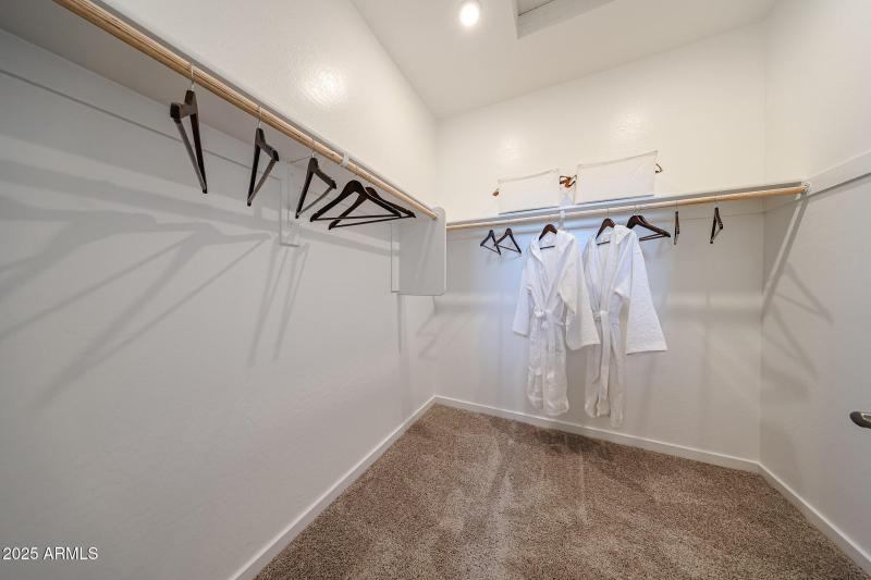 B (25) - Walk in Closet