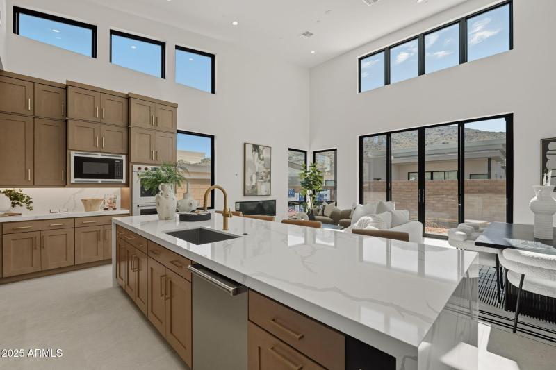 Kitchen W Ample Storage