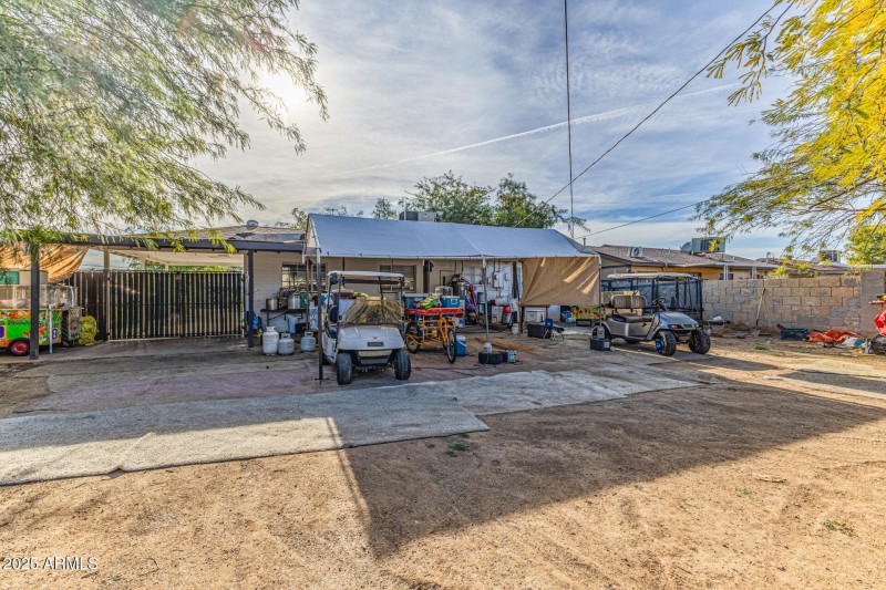 Expansive Yard & Covered Patio