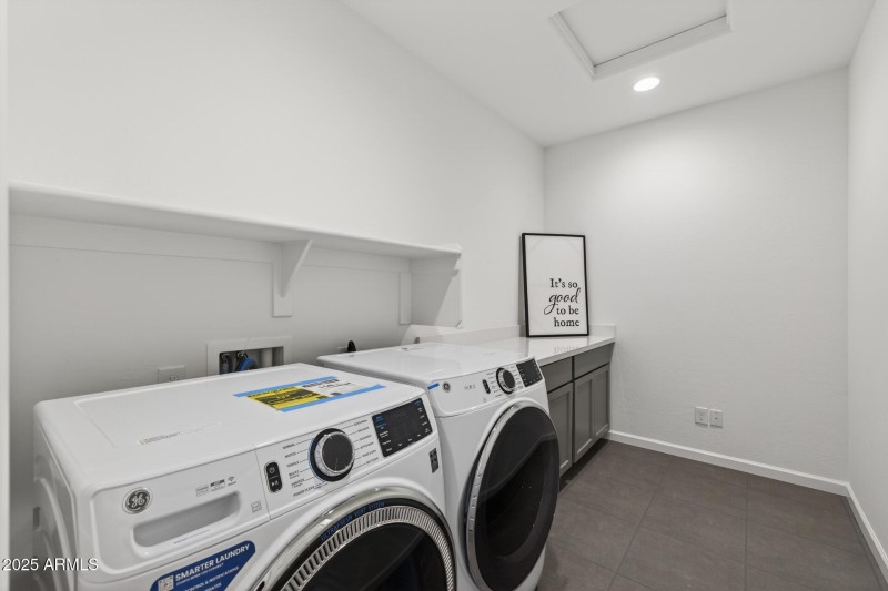 22)LAUNDRY ROOM