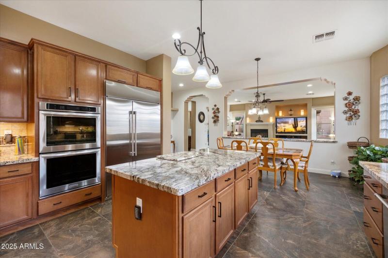 Chef's kitchen w Island