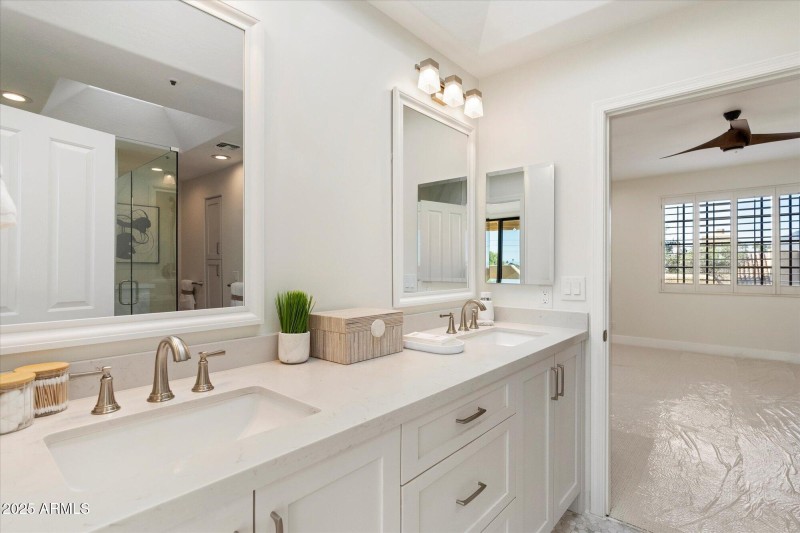 Dual Sinks in Full 3rd Bath