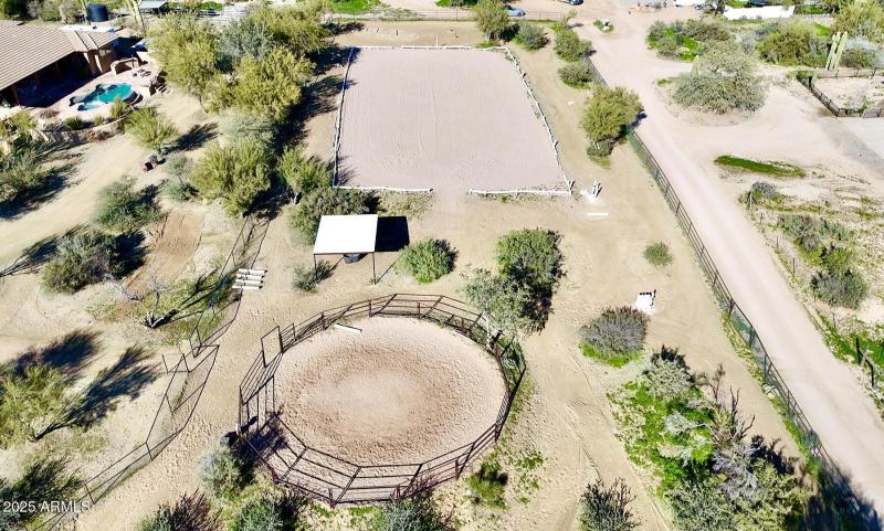 Round Pen and 20x40 Meter Riding Arena