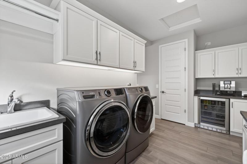 37) LAUNDRY ROOM