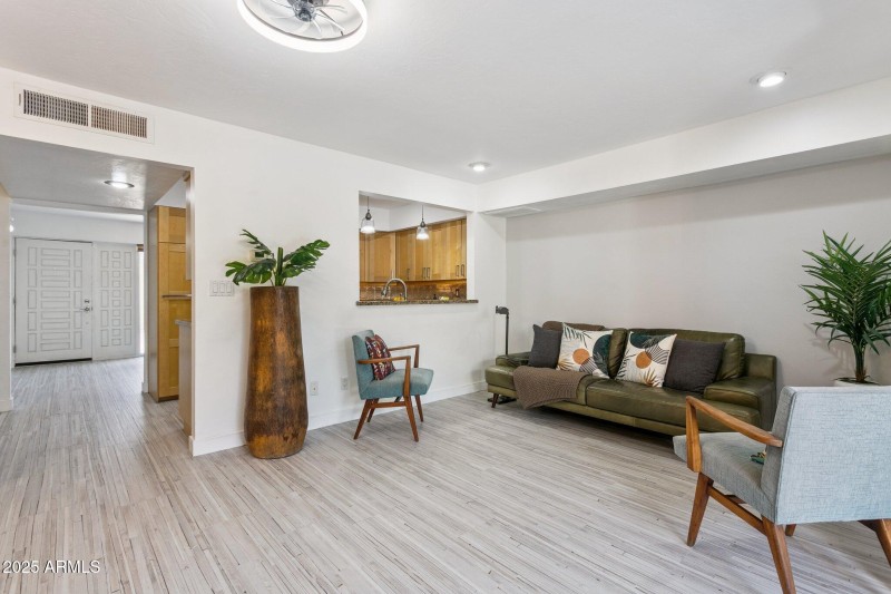 11-web-or-mls-110-w-missouri-ave-25