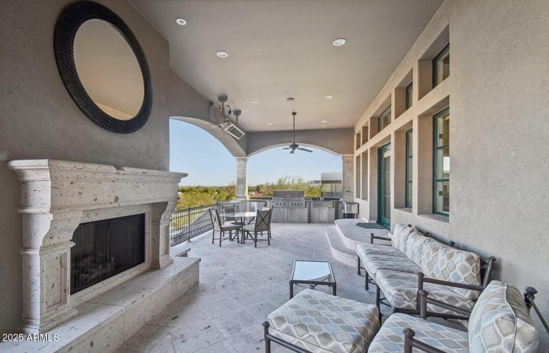 5738 N 32nd Place - 912+ sf Entertaining