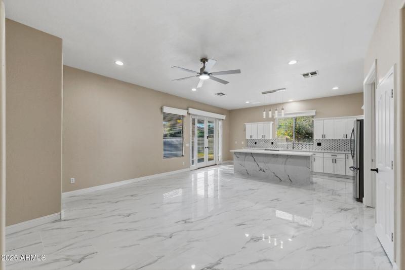 006__2225 W Olive Way