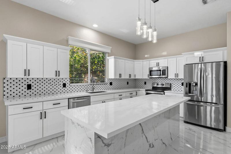 008__2225 W Olive Way