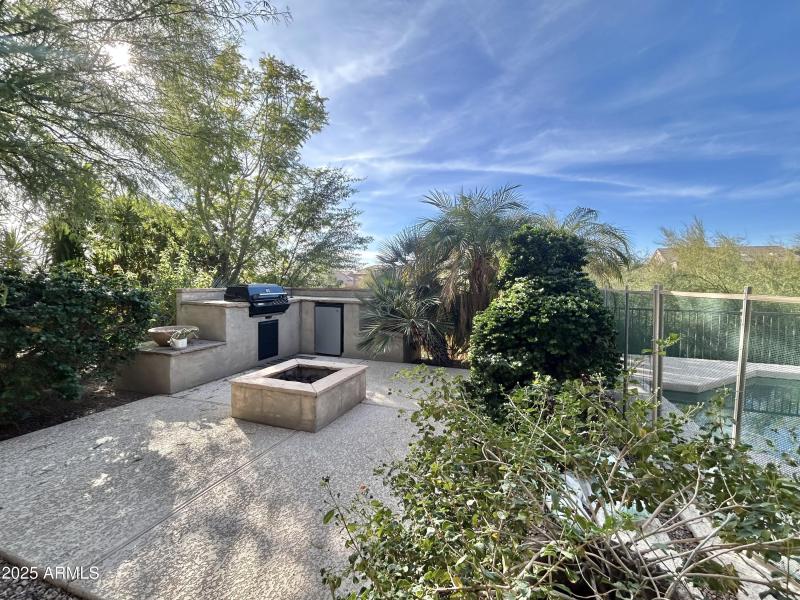 Built-in grill & Firepit