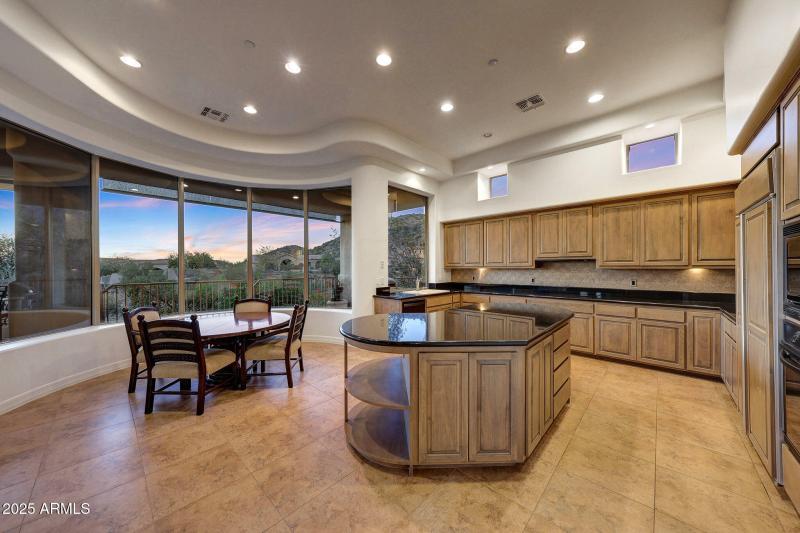 Eat-In Kitchen MOUNTAIN VIEWS!