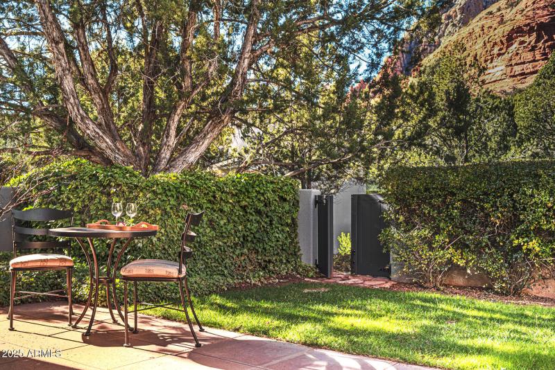 11 BACKYARD FOR 2 (1)