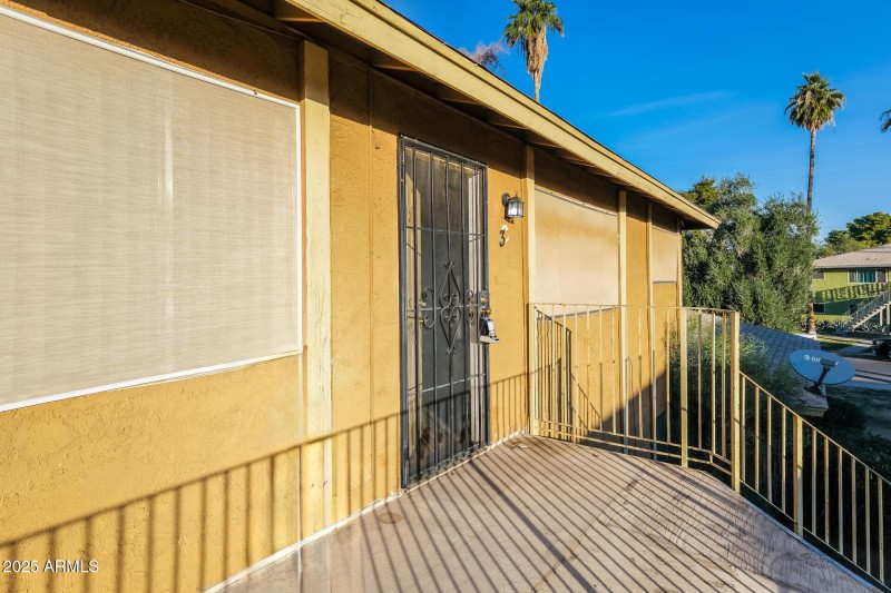 3-photo-Front-Entrance-b99fdd76-93ef-421