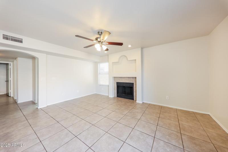 011-photo-family-room-15030686