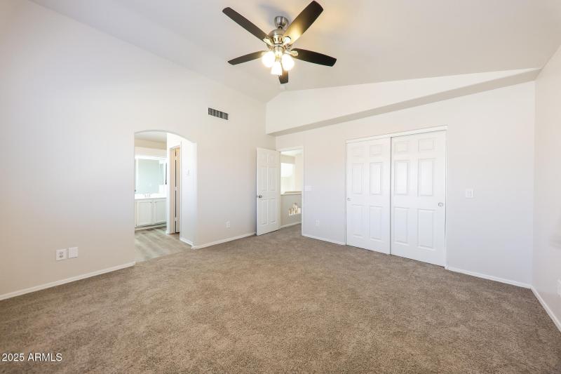 015-photo-main-bedroom-15030699