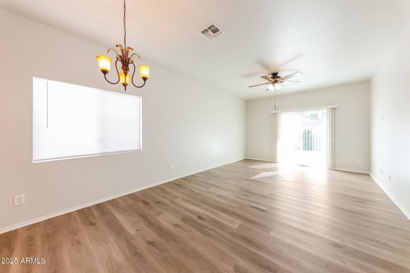 008-photo-dining-room-15030181