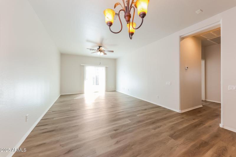 011-photo-family-room-15030182