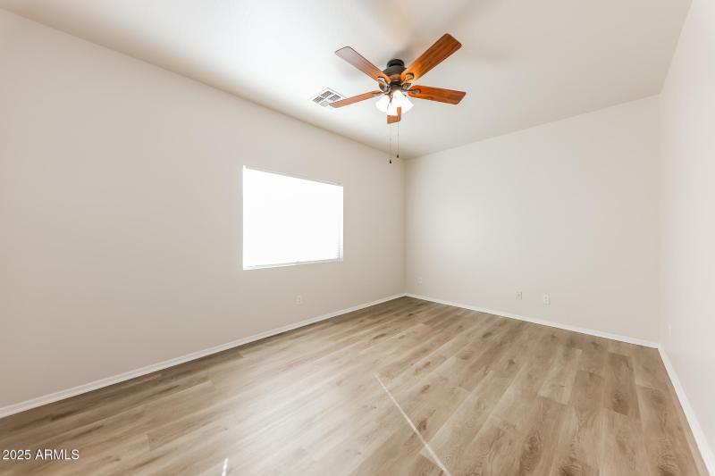 014-photo-main-bedroom-15030187