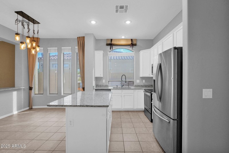 3810 Latham - 09Kitchen