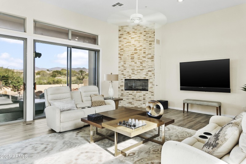 Great Room w/ Gas Fireplace