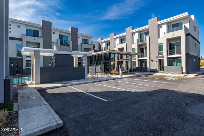 915 E Missouri Ave -13