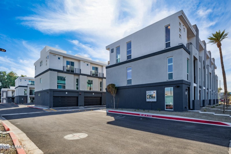 915 E Missouri Ave -17