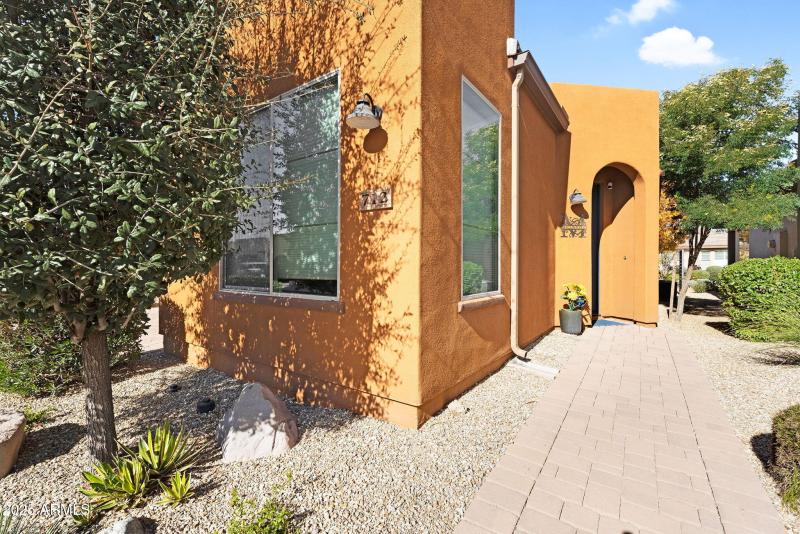 3-web-or-mls-712 E Myrtle Pass-4