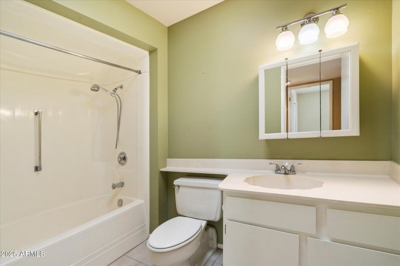 LARGE SECOND BATHROOM