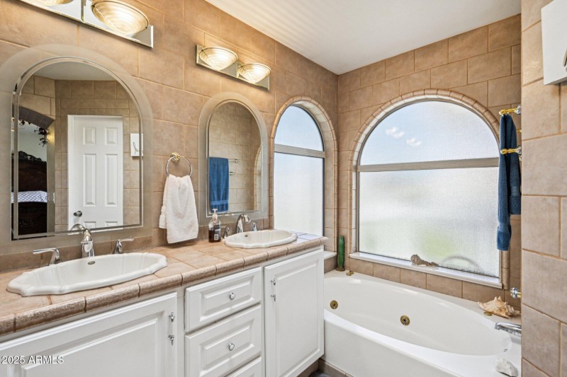 40-web-or-mls-W Michelle Dr-S0508-040