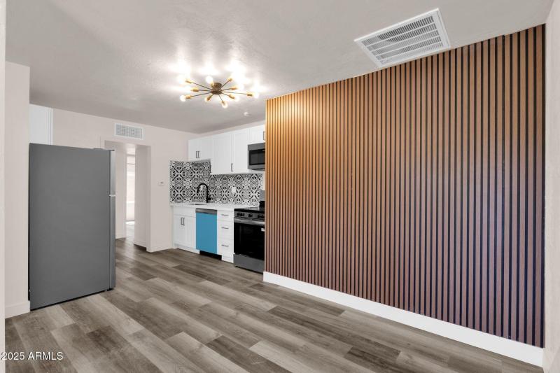 11-web-or-mls-1012-e-pierson-st