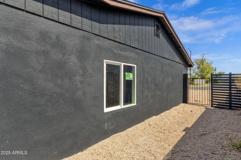 30-web-or-mls-1012-e-pierson-st