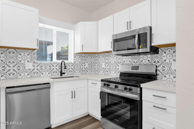 71-web-or-mls-1012-e-pierson-st