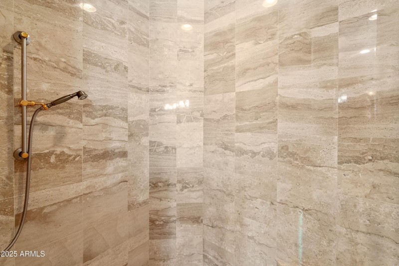 084_Junior Suite Bathroom