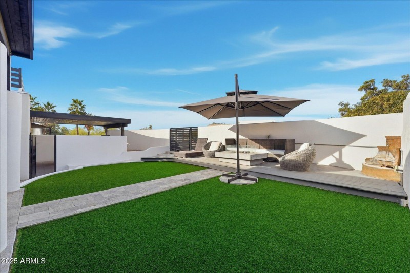 04-004-front-courtyard