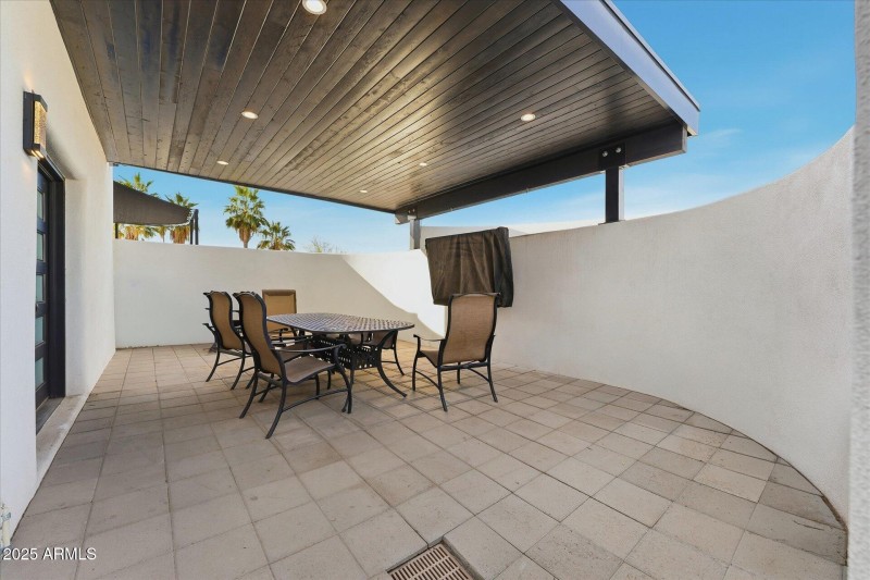 21-020a-family-room-patio