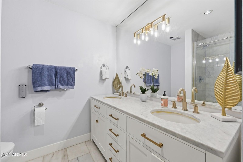 30-029-ensuite-bathroom